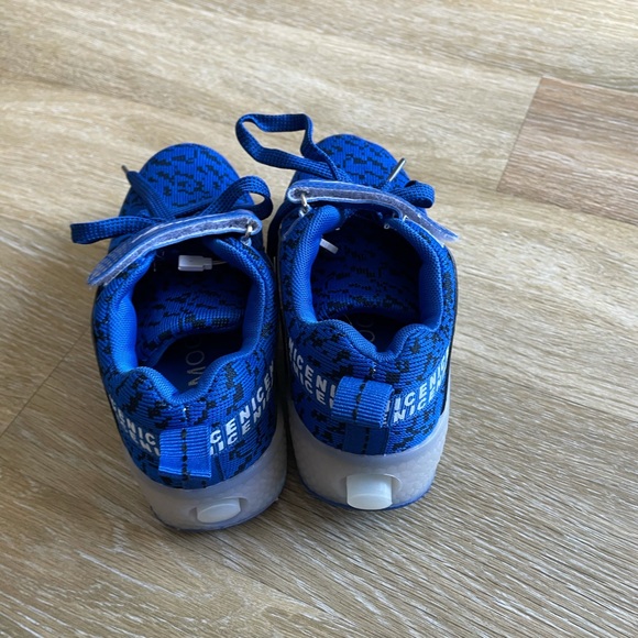 Light up sneakers with wheels - Picture 7 of 8